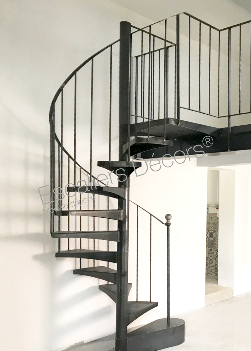 DH158 - Escalier hélicoïdal intérieur en acier desservant une mezzanine au look rétro parfait pour une décoration style vintage.